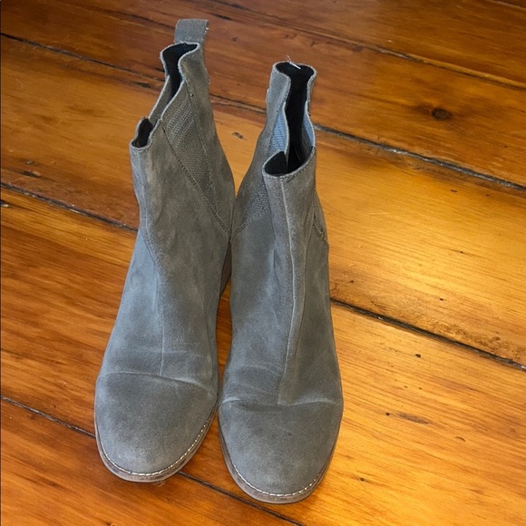 Toms Women's Ankle Boots in Gray Suede - Picture 4 of 4